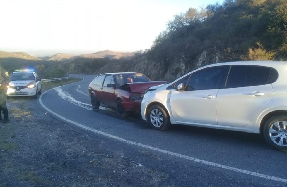 Falda del Carmen: colisión frontal entre dos vehículos