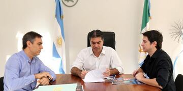 Capitanich, junto a equipo técnico del municipio, firmó la nueva licitación\u002E (Prensa Municipalidad)