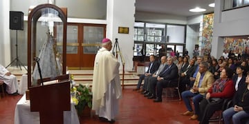 Como parte de una tradición institucional, la imagen peregrina de la Virgen del Rosario de Río Blanco y Paypaya visitó la Legislatura de Jujuy