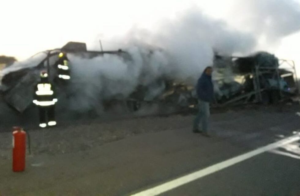 Chocó y se incendió un camión cargado con autos 0 kilómetro