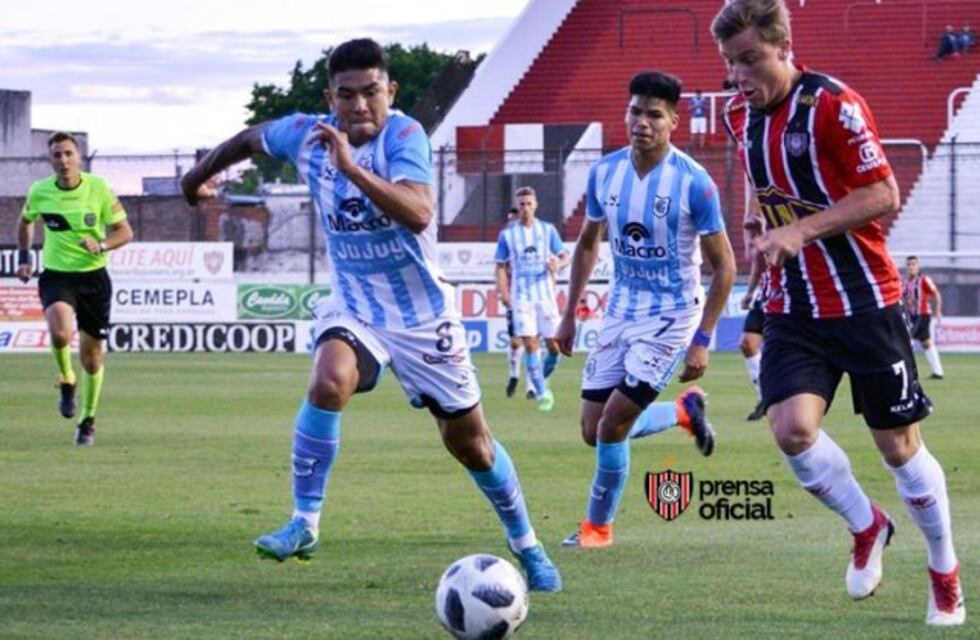 Noche de terror para el "Lobo": perdió con gol en contra y tuvo un expulsado