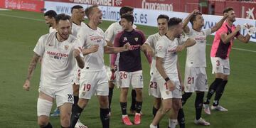 Sevilla's players celebrate at the end of the Spanish League football match between Sevilla FC and Real Betis at the Ramon Sanchez Pizjuan stadium in Seville on June 11, 2020\u002E (Photo by CRISTINA QUICLER / AFP)