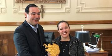 El gobernador Valdés con la mejor maestra del mundo\u002E