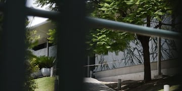 Los disparos perforaron un ventanal de la fachada este sobre Moreno al 6300\u002E (Juan José García)