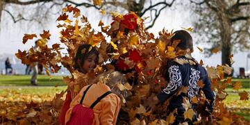 OTOÑO EN ZURICH - ZUR411 ZURICH (SUIZA) 20/10/2008\u002E- Niños se divierten con las hojas caídas de los árboles en un parque de Zurich, Suiza, hoy 20 de octubre de 2008\u002E EFE/Alessandro Della Bella suiza zurich suiza jugando con las hojas secas de los arboles estaciones otoño