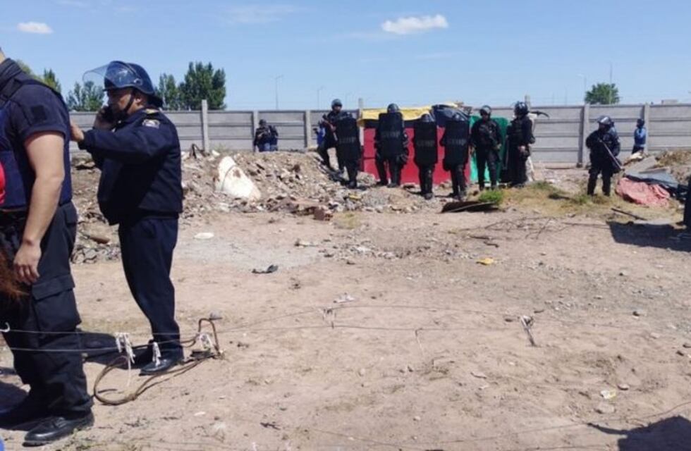 La policía se enfrentó contra vecinos en Neuquén durante un desalojo