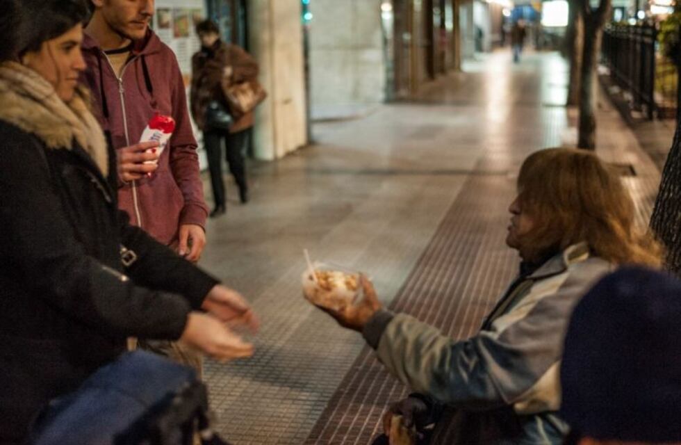 Polémica en la Ciudad por la gente que duerme y muere en la calle en el invierno