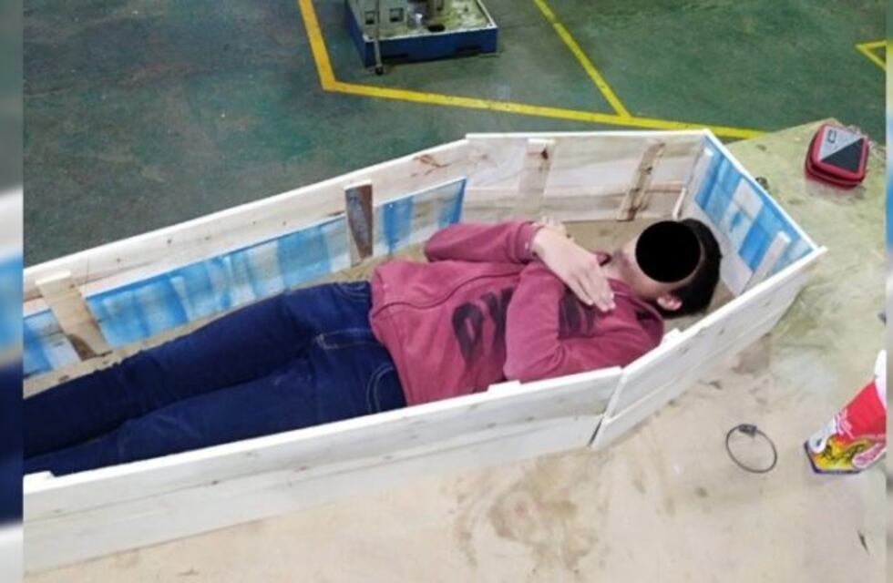 "La muerte de la educación pública", la carroza de la polémica en un desfile estudiantil