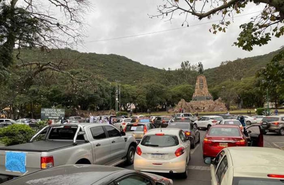 Médicos salteños marcharon pidiendo mejoras en sus condiciones laborales