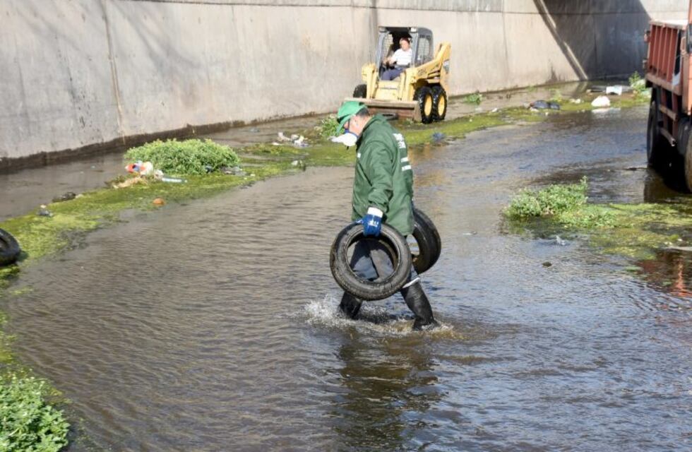 Urnas con cenizas de personas cremadas e insólitos desperdicios en el cauce de La Cañada