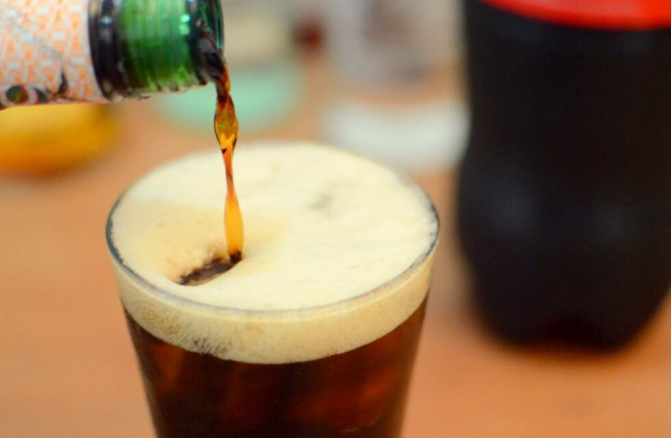 ¡Ay no!: un cordobés quiso bailar con un vaso de fernet en la cabeza pero nada terminó como lo pensaba