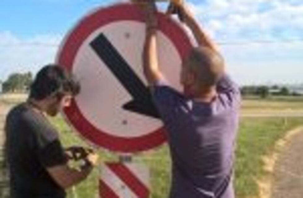 Concejales iluminaron la señalización de la rotonda de ruta A005, donde se produjo el vuelco fatal de un colectivo