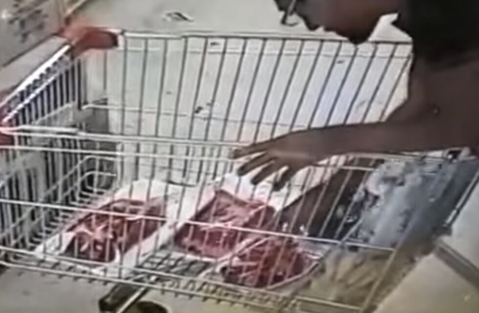 Video: intentaron robar carne en un hipermercado y fueron captados por las cámaras