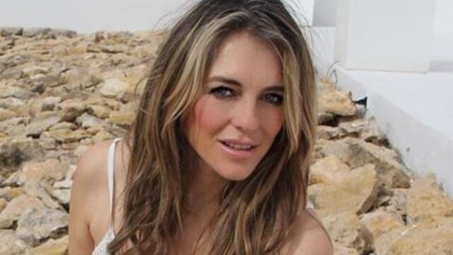 Elizabeth Hurley posó sin corpiño y con transparencia\u002E