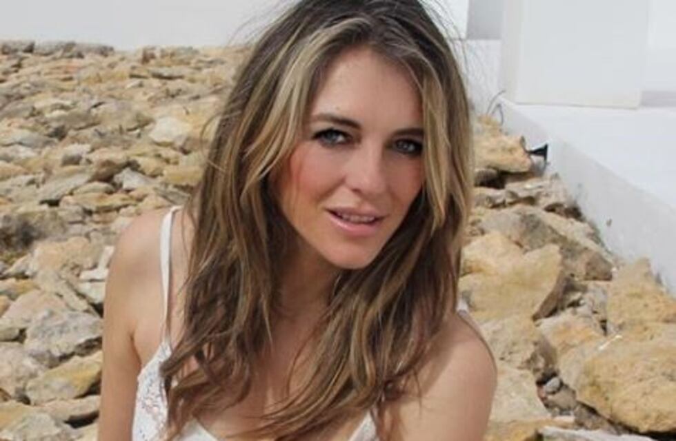 Elizabeth Hurley posó sin corpiño con un vestido transparente y revolucionó las redes