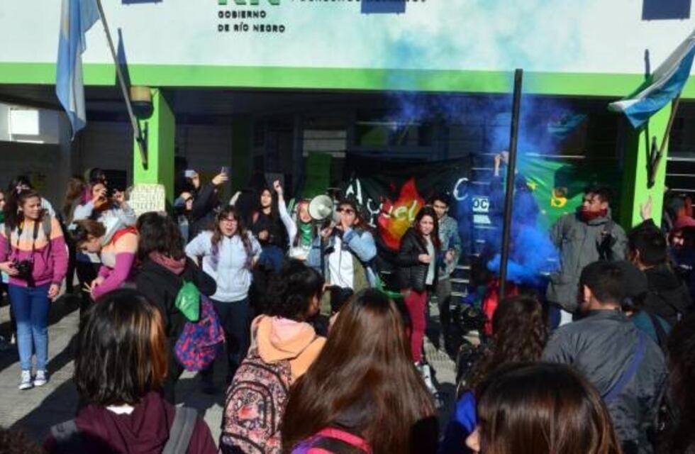 Estudiantes reclaman por el estado de las escuelas