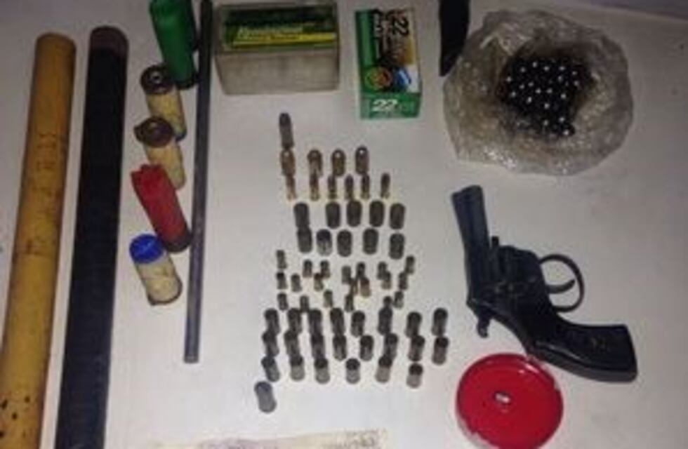 Lo buscaban por balear a un joven y le encontraron un mini arsenal