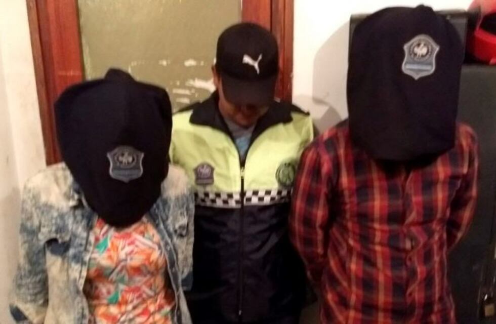 Una pareja intentó prender fuego a un policía en un allanamiento