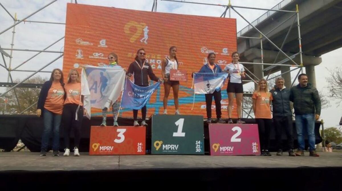 Las ganadoras se subieron al podio acompañadas por la intendenta Mónica Fein\u002E (Rosario Corre)