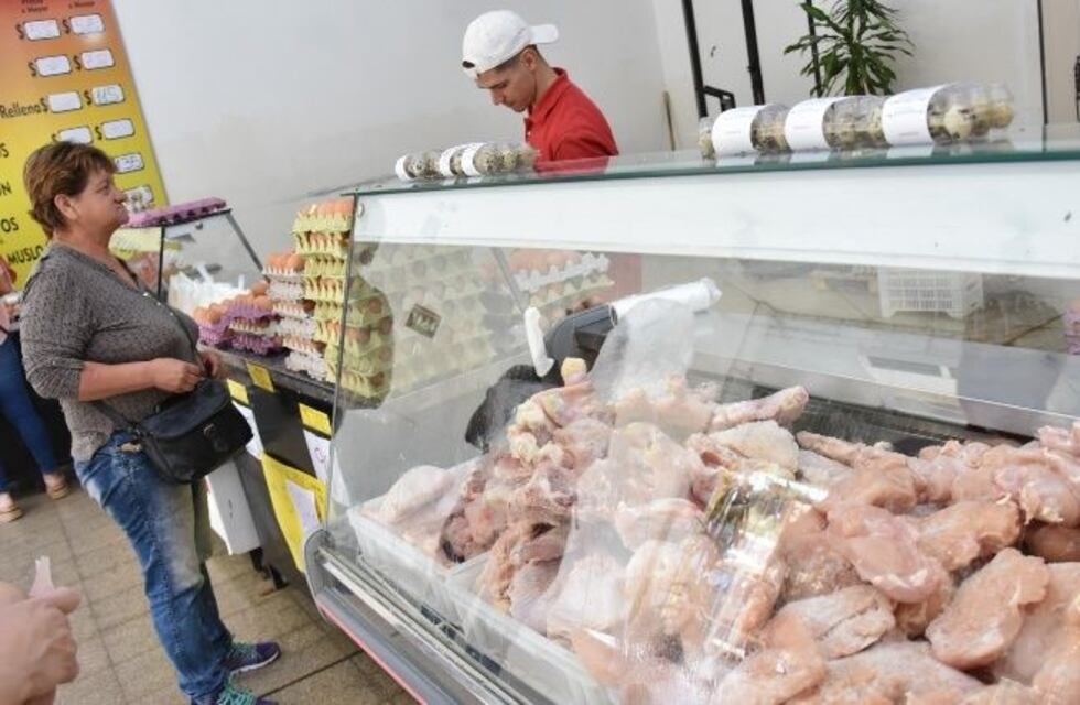 Dinero, supremas de pollo y chorizos fue lo que se llevaron en un asalto