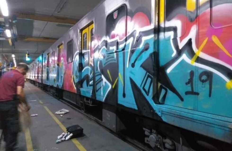 Una banda de grafiteros pintó vagones del subte y golpeó a empleados en los talleres de Parque Patricios
