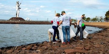 Costanera de Posadas limpieza de la costa\u002E