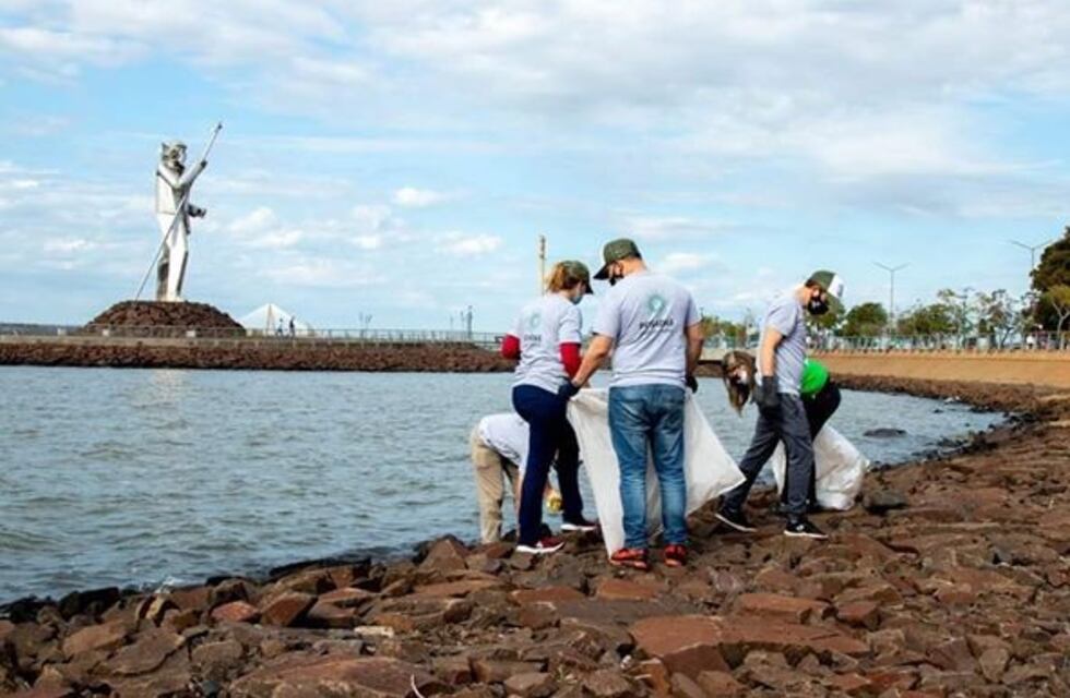 Retiraron plásticos y otros desechos de la ribera del Paraná