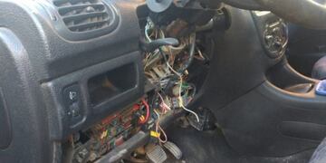 Una mujer contrató a un supuesto electricista que le desmanteló el auto