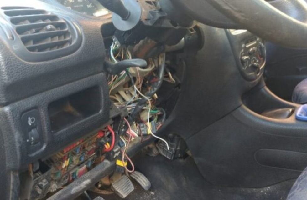 Una mujer contrató a un supuesto electricista que le desmanteló el auto