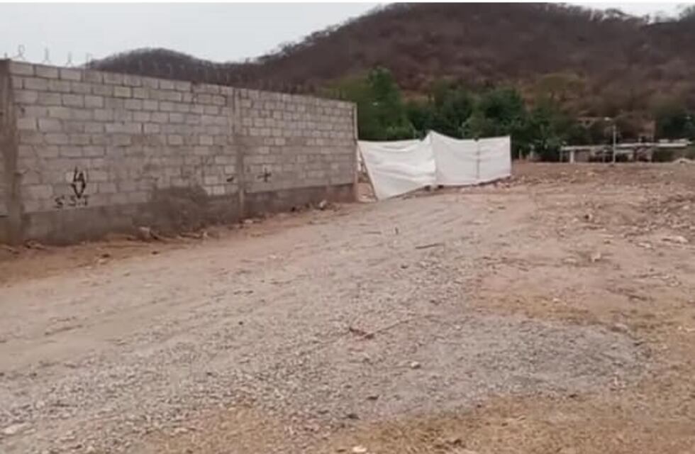 Vecinos de Cerrillos denuncian el hedor del precario cementerio para muertos por COVID-19