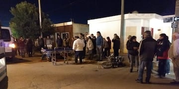 En Alcira Gigena, dos motociclistas resultaron con heridas tras chocar contra una camioneta\u002E