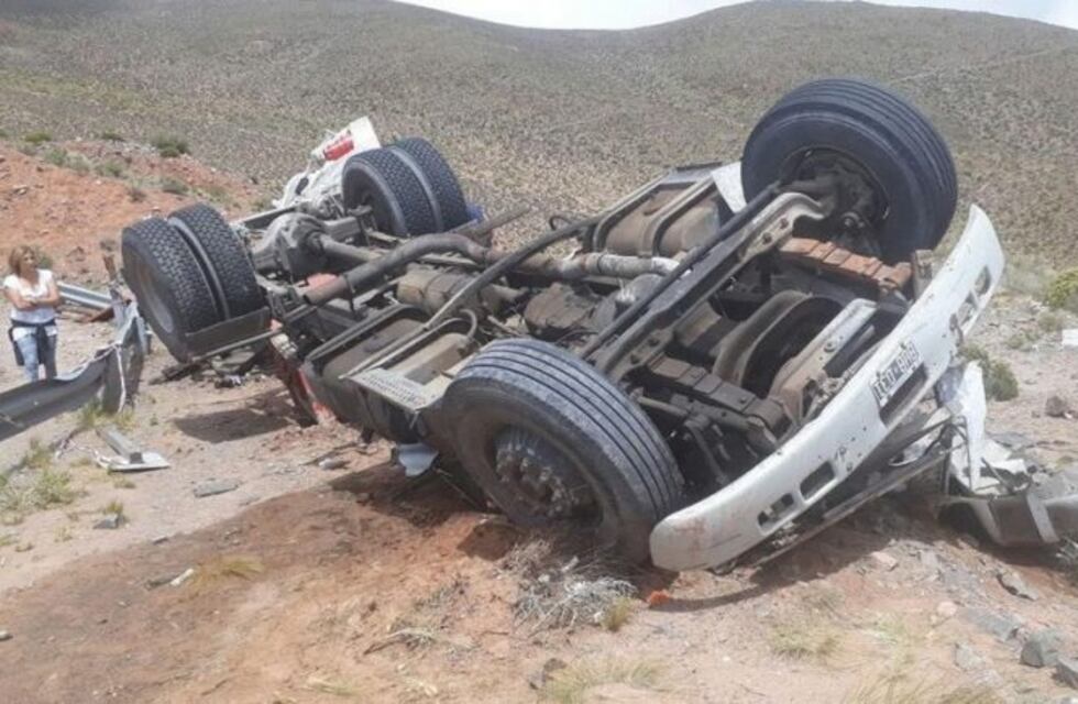Salta: volcó un camión que llevaba partes de un telescopio valuado en $8 millones