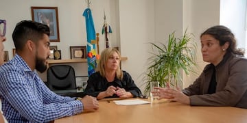 La intendente de Rawson junto a Johnathan Sepúlveda durante la firma del comodato\u002E Foto: Radio 3\u002E