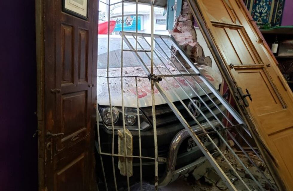 En fotos: así se incrustó la camioneta de Bomberos en un local de empanadas