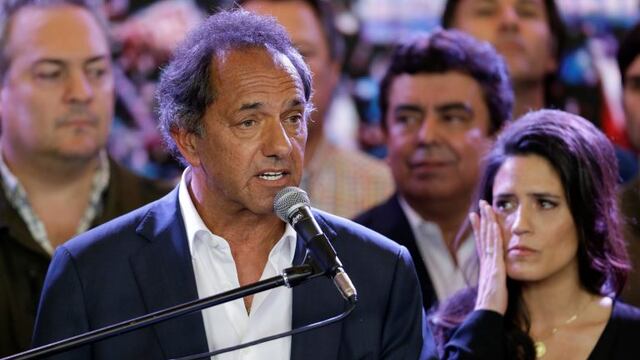 BALLOTAGE 2015rnDaniel Scioli, the ruling party presidential candidate, delivers his concession speech to opposition candidate Mauricio Macri as Scioli's daughter Lorena, right, wipes tears off her face during Argentina's presidential runoff election in B