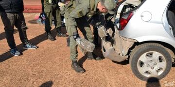 Agentes de Gendarmería encontraron la droga oculta en el guardabarros del auto\u002E
