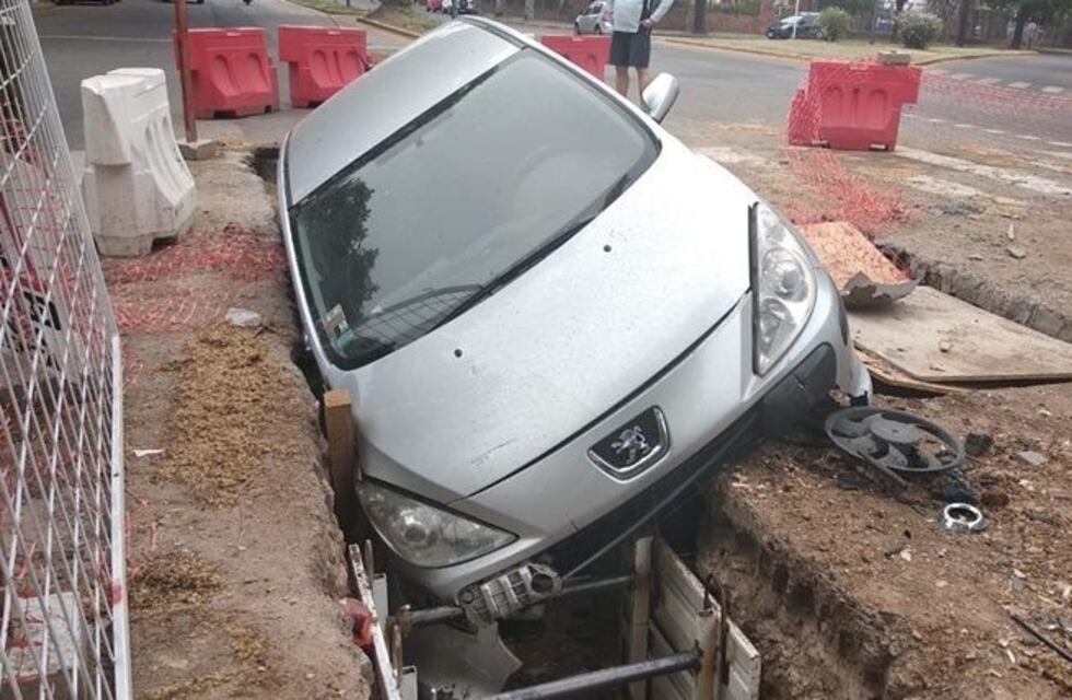 Automovilista despistó y cayó a un pozo de una obra de agua