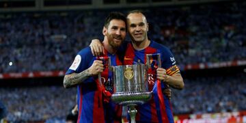 festejo festejos de los futbolistas jugadores campeon campeones del torneo\r\n\r\nFootball Soccer - FC Barcelona v Deportivo Alaves - Spanish King's Cup Final - Vicente Calderon Stadium, Madrid, Spain - 27/5/17 Barcelona’s Lionel Messi and Andres Iniesta celebrate with the trophy at the end of the matchReuters / Susana Vera españa lionel messi andres iniesta campeonato torneo copa del rey 2017 futbol futbolistas partido barcelona Deportivo Alaves