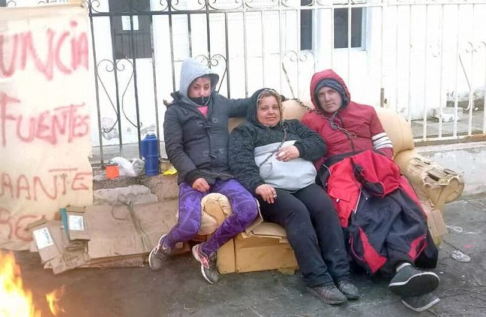 Se encadenan 3 personas en el Ministerio de Desarrollo de Nación reclamando asistencia