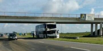 El colectivo terminu00f3 impactando con un camiu00f3n cerealero en la autopista Rosario-Santa Fe, mano a Rosario.