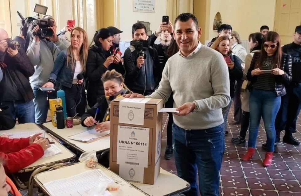 Mario Leito emitió su voto en la Escuela Jose Marmol