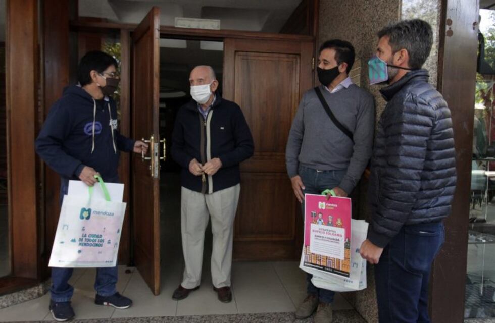 Vecinos ofrecen su ayuda a los adultos mayores de su edificio