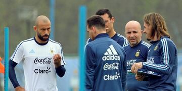 Argentina's football team coach Jorge Sampaoli (2nd-R) talks with forward Lionel Messi (C) and defender Javier Mascherano (L) during a training session in Ezeiza, Buenos Aires on September 2, 2017 ahead of a 2018 FIFA World Cup Russia South American qualifier football match against Venezuela to be held in Buenos Aires on September 5\u002E / AFP PHOTO / ALEJANDRO PAGNI