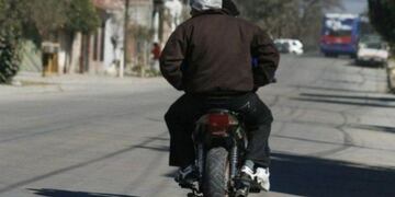 Rompevidrios atacaron un vehículo en una concurrida avenida de la capital\u002E (Web)