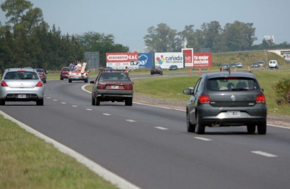 Chilenos en autos de lujo a 180 kms por el Acceso Sur