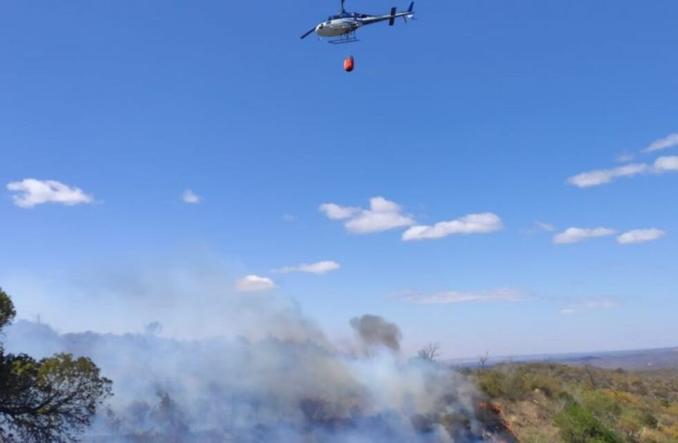 Vídeo: helicópteros, para combatir los incendios en Córdoba por todos los medios