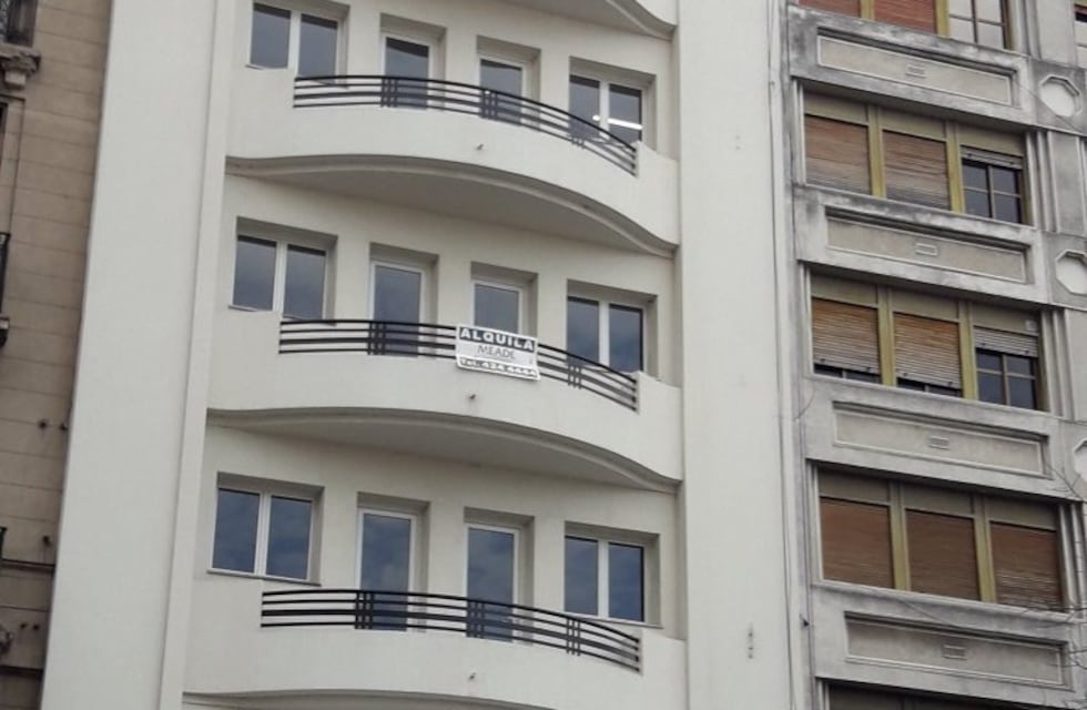 Parejita se salvó de milagro al caer del balcón del tercer piso de un edificio