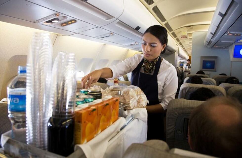 El asqueroso motivo por el cual no deberías pedir jamás bebidas calientes en un avión