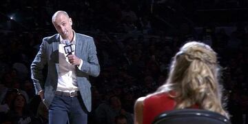 Manu Ginóbili emocionó hasta las lágrimas a su esposa, Marianela Oroño, con un conmovedor agradecimiento durante el homenaje que le rindieron en San Antonio\u002E Foto: Captura de pantalla