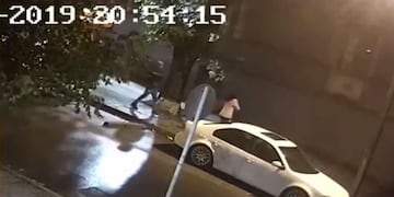 Un nuevo video muestra el momento en que un hincha de Peñarol asesina a otro de Nacional en Uruguay (Foto: captura video)